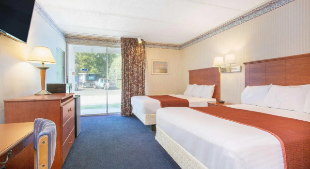 Четырёхместный номер Standard Howard Johnson by Wyndham Harrisburg