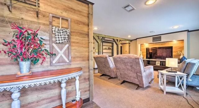 Pet-friendly Home w/ Deck in Broken Bow!, Boek Hotel Broken Bow Oklahoma
