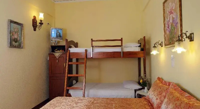 Четырёхместный номер Standard с балконом Sunset Hotel