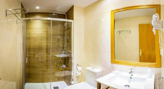 Четырёхместный номер Standard Hotel Les Neus