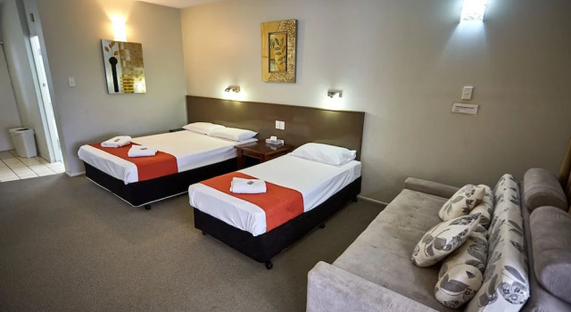 Кровать в общем номере Anchorage Motor Inn