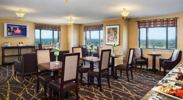 Кровать в общем номере Sheraton Springfield Monarch Place Hotel