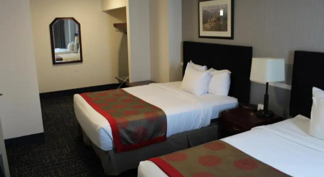 Люкс семейный Divya Sutra Plaza and Conference Centre Calgary Airport