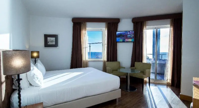 Двухместный номер Superior с балконом и с видом на море Hotel Quarteirasol