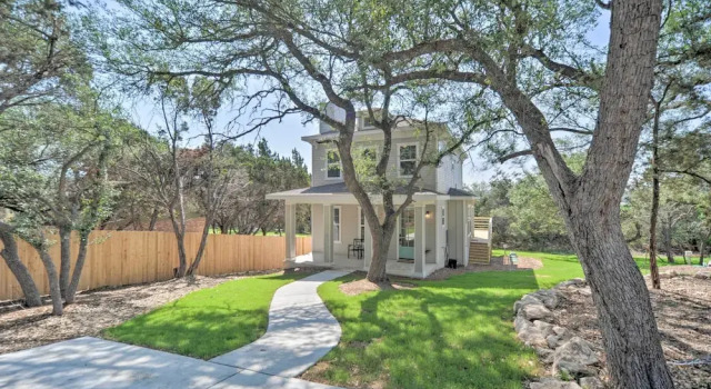 Коттедж с 3 комнатами с балконом Canyon Lake Home w/ Deck ~ 1 Mi to Comal Park