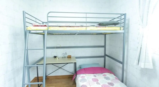 Кровать в общем номере (мужской номер) Jeju Nunkeunsaeu Guest House
