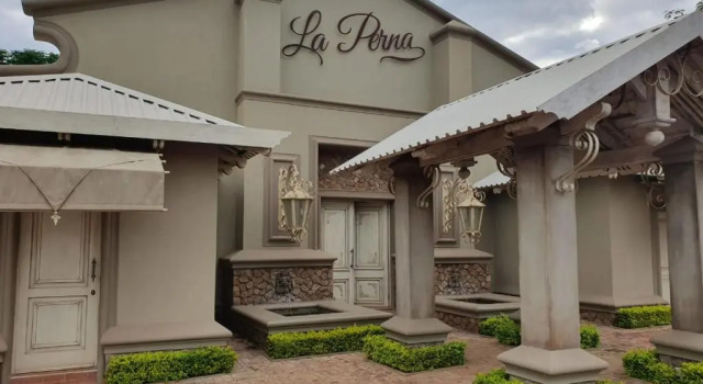 La-Perna Guesthouse and Venue, Забронировать Отель Претория городской район Претория, рядом с Montana Commercial Park, Pretoria