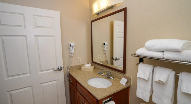 Четырёхместный люкс Candlewood Suites Boise - Towne Square by IHG
