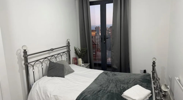 2 Bedroom Luxury Apartment With Balcony, Varaa Huoneisto Asunnot kohteessa Merseyside, Huoneisto