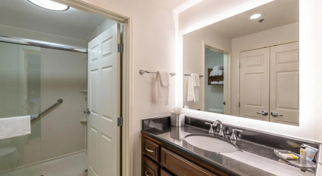 Двухместный люкс Staybridge Suites North Charleston by IHG