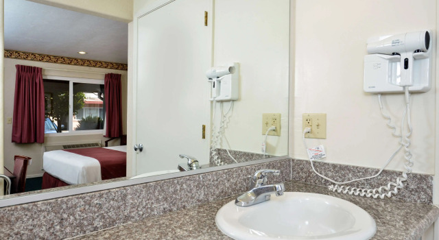 Четырёхместный номер Standard Americas Best Value Inn - Sky Ranch Palo Alto