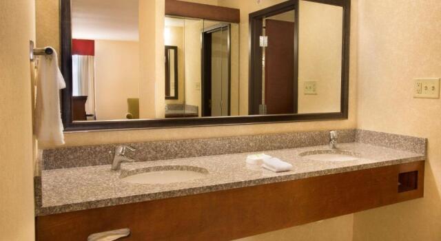 Люкс Drury Inn & Suites Charlotte University Place