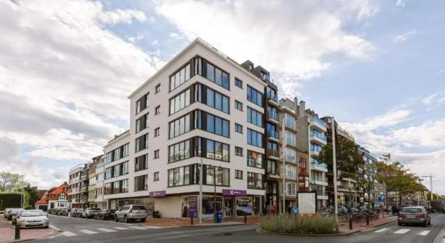Апартаменты Stunning fully renovated apartment in the shopping street of Knokke with 1 parking