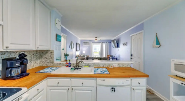 Апартаменты Family Beach Retreat in N Topsail: Steps to Shore!