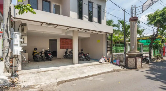 RedDoorz near Kaza Mall Surabaya