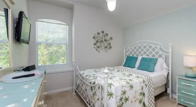 Vacation Villa Front Lake spa 5 Bedrooms, Забронировать Курортный отель Отели Давенпорт с парковкой, Парковка