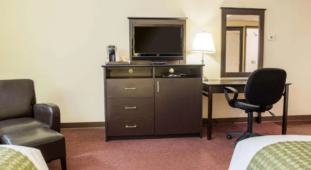Четырёхместный номер Standard Quality Inn and Conference Centre