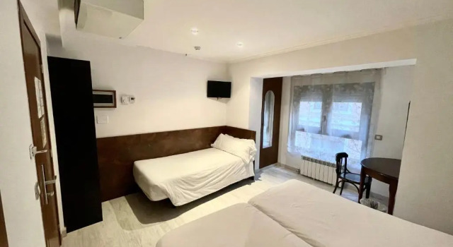 Трёхместный номер Standard Aston Hotel