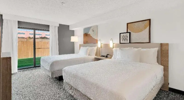 Шестиместный номер Standard Spark By Hilton Toronto Markham