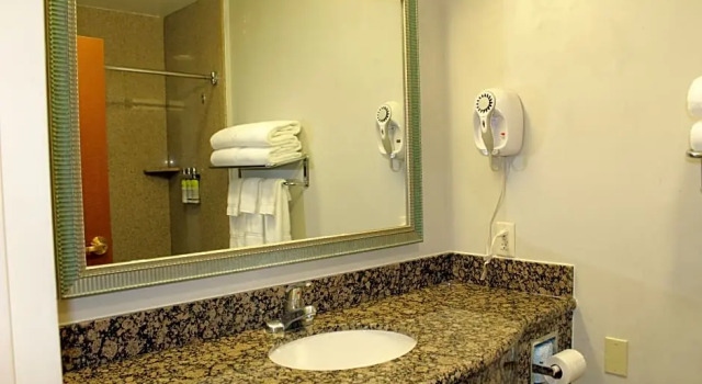 Четырёхместный люкс c 1 комнатой Holiday Inn Express Hotel & Suites Tucson Mall by IHG