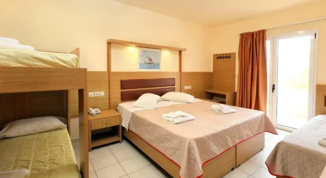 Четырёхместный номер Standard с видом на сад SunBay Hotel