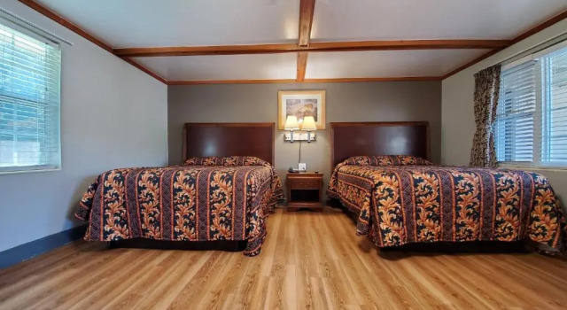 Четырёхместный номер Standard High Springs Country Inn