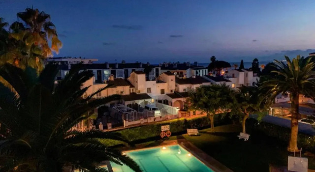 Апартаменты 50 m de la plage! Proche du centre ville! Piscine! Vue sur mer et montagnes! Wifi! 2 vélos à disposition!