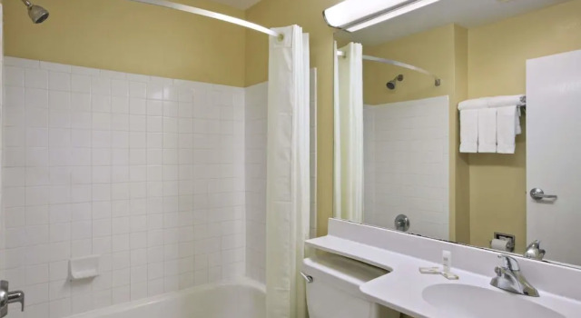 Четырёхместный номер Standard Microtel Inn & Suites by Wyndham Baton Rouge