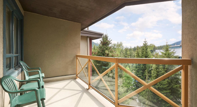 Люкс с 2 комнатами с балконом Delta Hotels by Marriott Whistler Village Suites