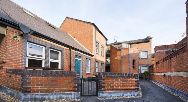 Stylish and Quirky 2BR Maisonette in Fulham