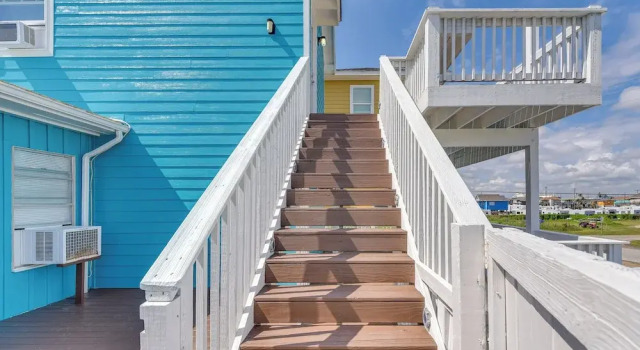 Апартаменты с балконом 1 Mi to Ocean: Colorful Freeport Beach Rental!