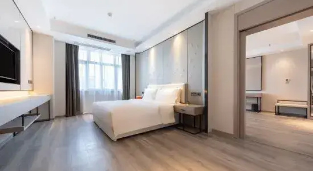 Люкс Deluxe Starway Hotel (Wuhan Hanxi First Road Subway Station)