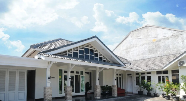 Londres Bed and Breakfast RedPartner near Gembira Loka Zoo, Book Hotel Hotels in Umbulharjo with Parking, Parking