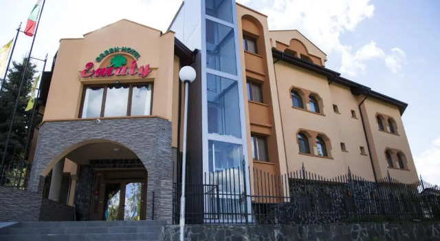 Hotel Emaly Green