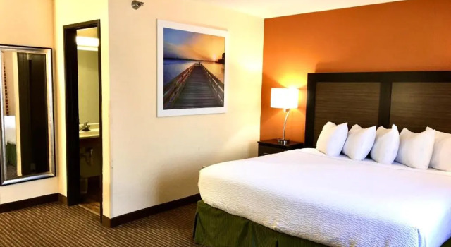 Номер Standard Days Inn & Suites by Wyndham Traverse City