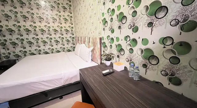 Louise Hotel, Book Hotel Hoteller i Batang Kuis med parkering, Parkering