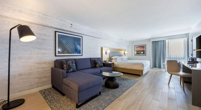 Двухместный полулюкс DoubleTree by Hilton New York JFK Airport