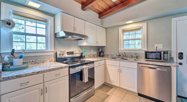 Коттедж с 2 комнатами Updated Oak Island Getaway Near Fishing Dock!