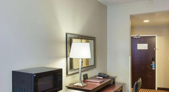 Comfort Suites Medical Center near Six Flags