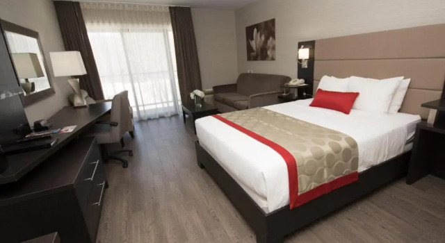 Двухместный номер Deluxe с видом на воду Ramada by Wyndham Ottawa On The Rideau