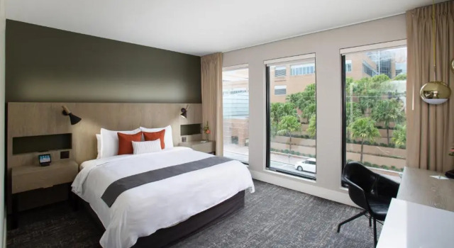 Номер Deluxe The Delaney Hotel