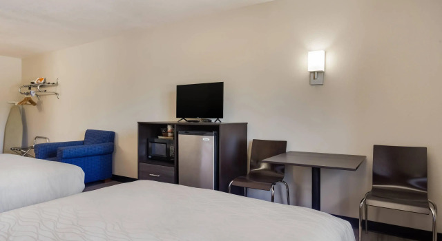 Четырёхместный номер Standard Rodeway Inn Branson, Brick House