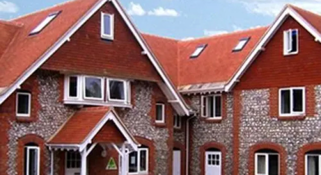 Кровать в общем номере Stonehenge Farmhouse