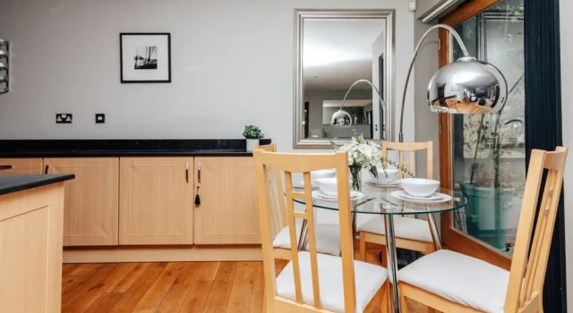 The Herringbone - 3 Bed With Parking Pet Friendly