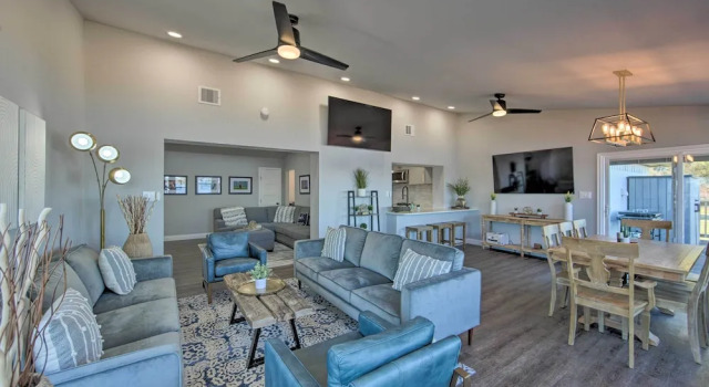 Коттедж Lakefront Gun Barrel City Home w/ 5 Acres!