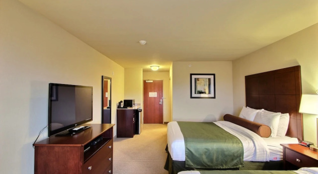 Четырёхместный номер Standard AmericInn by Wyndham Oshkosh