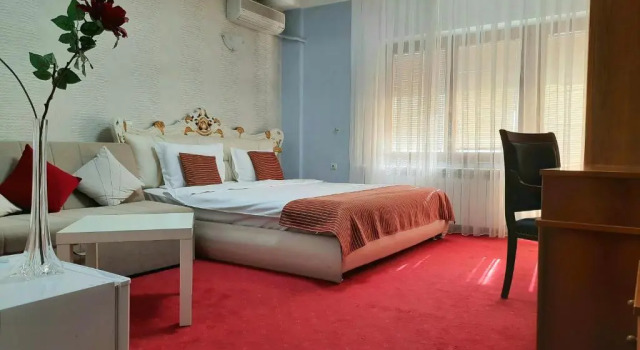 Двухместный номер Deluxe с балконом Hotel Aristocrat & Fish Restaurant