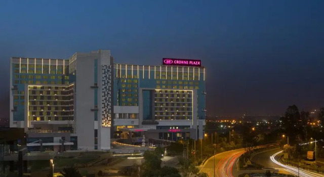 Полулюкс Deluxe Crowne Plaza Greater Noida by IHG