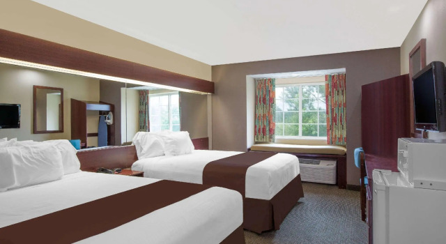 Четырёхместный номер Standard Microtel Inn & Suites by Wyndham Meridian