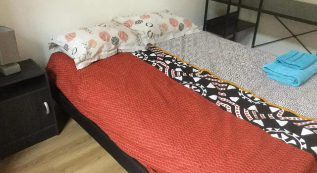 3 chambres en lit double, 6 personnes, dans appartement entièrement rénové, 70 m2 , WIFI,Climatisation, très calme , tout équipé,lit bébé, Забронировать Апартаменты/квартира Отели Клермон-Ферран с парковкой, рядом с Больница «Эстен», Парковка